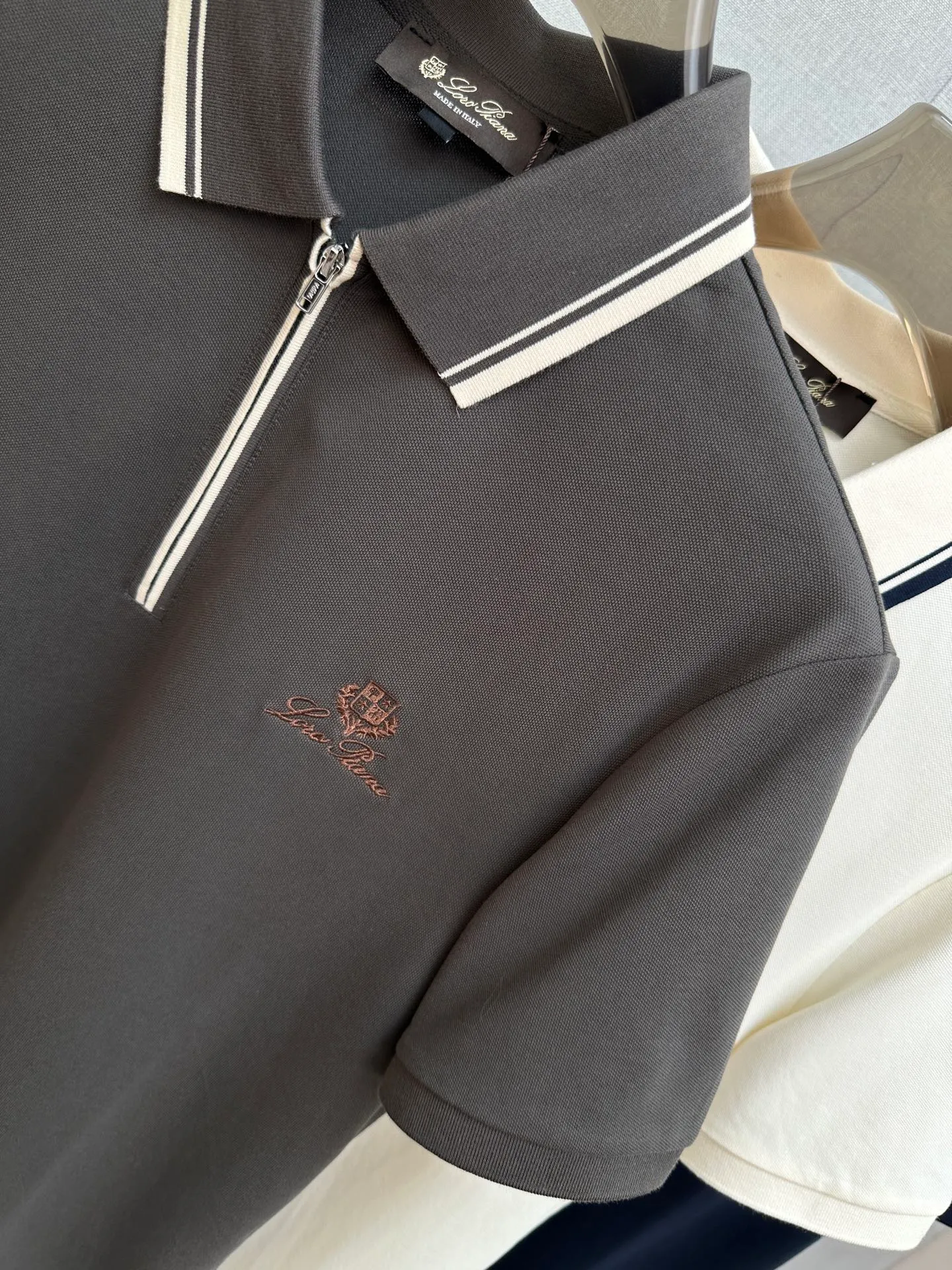 LP Spring and Summer New Arrival's first counter is the latest New Arrival lapel short-sleeved, refreshing and breathable. Premium customized design, avant-garde and fashionable! The brand logo is designed with heavy craftsmanship. It feels soft. It is comfortable to wear. It has exquisite counter-level stitching. It has fine workmanship. The upper body effect is incomparably handsome! A must-have item for a stylish man! Sizes:M-3XL